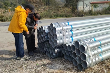 南丹县严控高标准农田建设质量关 现场抽检灌溉输水钢管产品